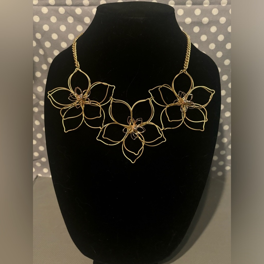 Three dimensional flower necklace